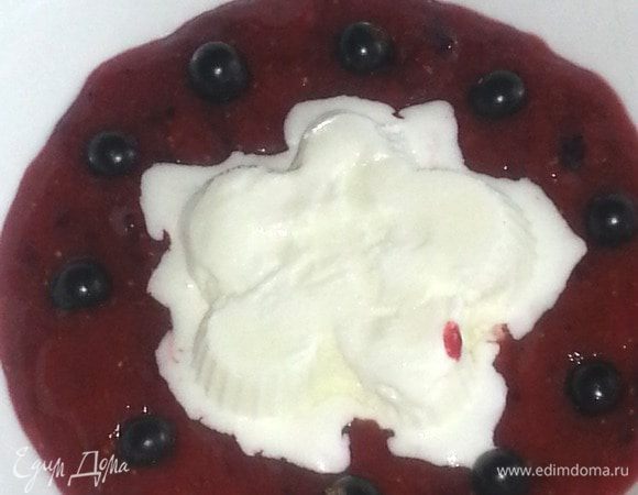 Украшаем смородинками...