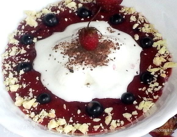 По краю тарелочки присыпаем нашу крошку и сразу подаём!