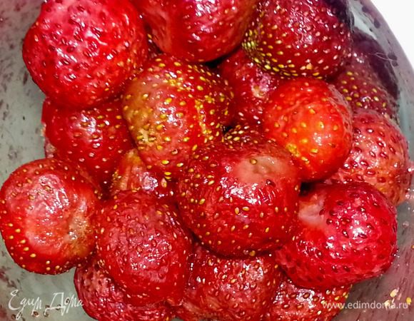 Отправляем в чашу блендера клубнику...