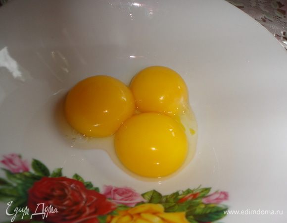 Отделить белки от желтков.
Для теста нужны только желтки.