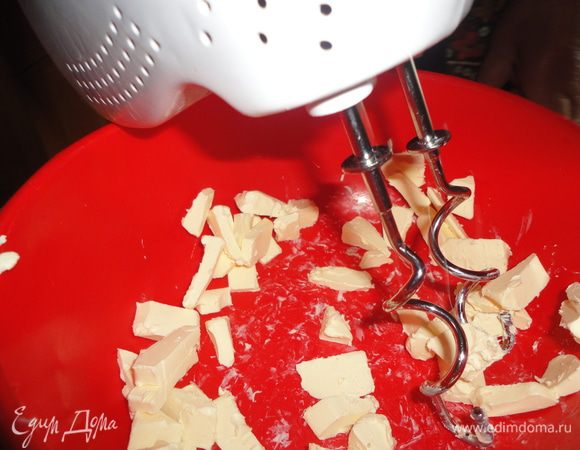 Маргарин нарезать кубиками.