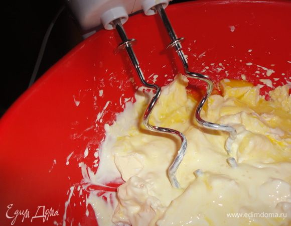 Добавить желтки, сметану, соль.