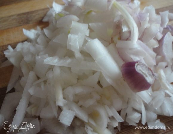 Нарезать репчатый лук.