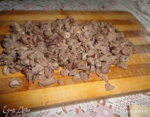 Куриные сердечки нарезать кубиками.