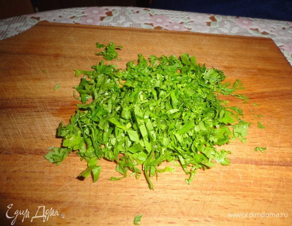 Зелень вымыть и нарезать.
