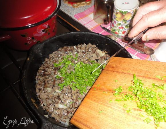 Растопить сливочное масло, обжарить лук с сердечками, добавить зелень.