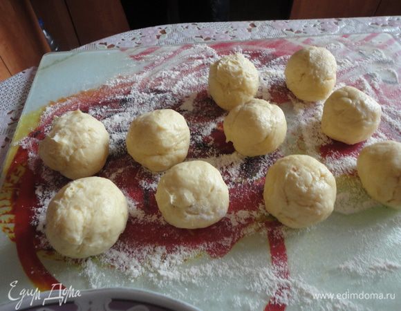 Тесто раскатать шариками.