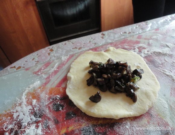 Каждый шарик раскатать скалкой, выложить начинку, слепить пирожок.