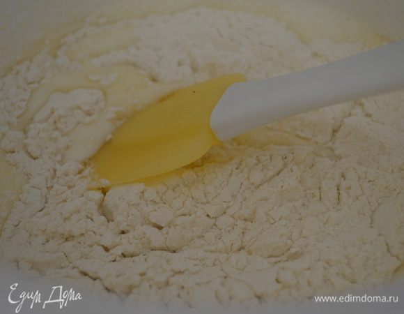Затем всыпать просеянную муку и аккуратно, но тщательно размешать. 