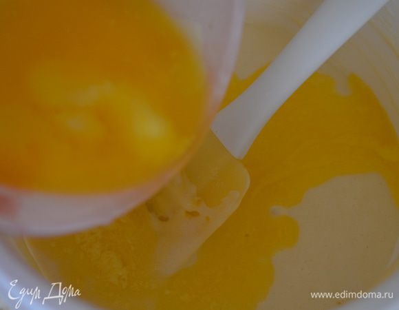 Добавить растопленное сливочное масло