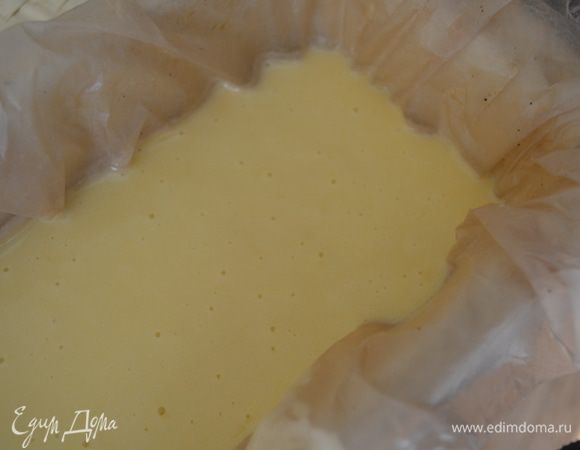 Форму для кекса (или обычную разъемную на 24 см) застелить бумагой для выпечки (я ее смачиваю в воде и мну) и вылить туда тесто. Выпекать 30 минут при темепратуре 170 градусов. 