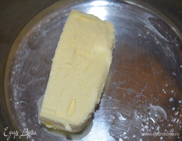 За 10 минут до окончания приготовления кекса начать делать глазурь: растопить сливочное масло... 