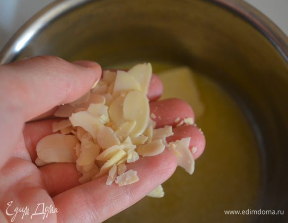 Добавить миндаль, сахар и муку и все перемешать. 