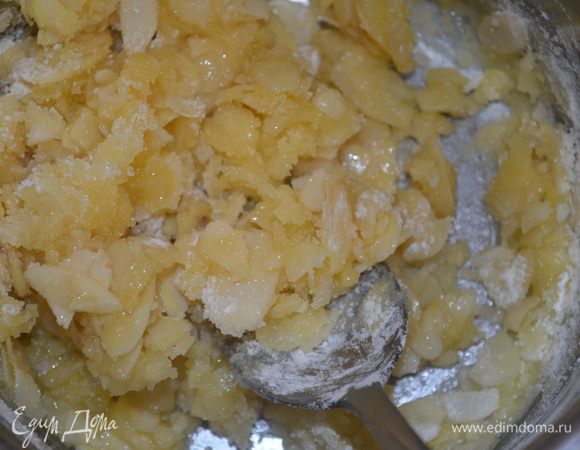 Поварить пару минут на среднем огне при постоянном помешивание, так чтобы смесь стала единой. 