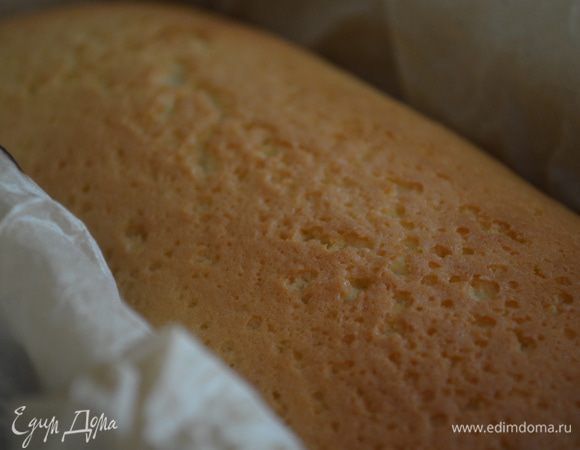 Достаем кекс через пол часа - он очень хорошо поднимется и выкладываем на него глазурь 