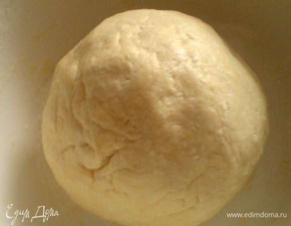 В миску положить творог, желтки, сливочное масло, соль, муку и замесить эластичное тесто (может понадобиться еще мука). Завернуть в пищевую пленку или накрыть крышкой и отправить в холодильник на 30 минут.