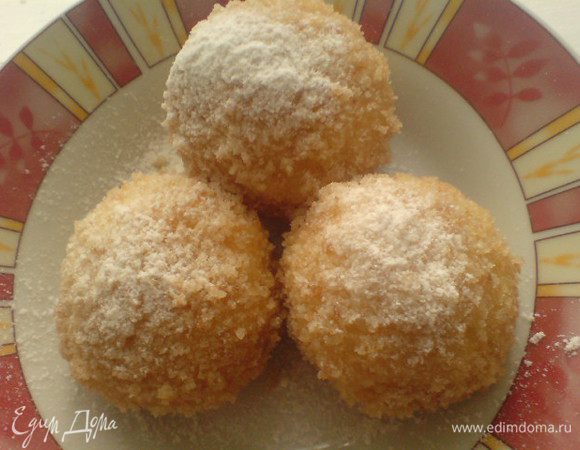 Вскипятить подсоленную воду. Опустить туда кнедлики и варить под крышкой 10 минут на слабом огне.
В это время растопить на сковороде сливочное масло,добавить сухари,корицу и обжарить до золотистого цвета. Высыпать на тарелку.
Вынуть кнедлики из воды,обвалять в панировке. На тарелку выложить по 3 кнедлика, присыпать пудрой и есть тут же!
