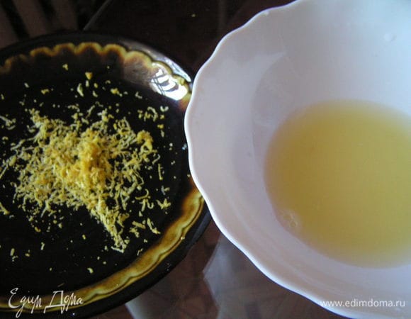 Сначала крем: в кастрюльке с толстым дном смешать сгущенку и молоко (2 ст.л. молока оставить). Крахмал растворить в молоке и добавить желток.
Кастрюльку поставить на огонь и влить туда смесь из желтка и крахмала, варить помешивая венчиком 10 минут до загустения , затем влить сок и проварить еще 2 мин. Крем перелить в тарелку, закрыть пищевой пленкой, охладить и убрать в холодильник.