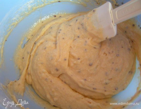 Корж:
Мягкое масло взбить с сахаром и кофе, взбивая, по одному добавлять яйца и белок. Добавить цедру. Просеять муку и перемешать лопаткой и добавить гашеную соду.