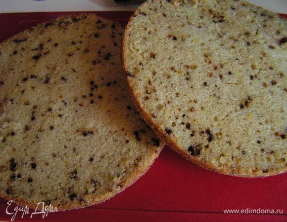 Готовый корж разрезать на 2 части и остудить.