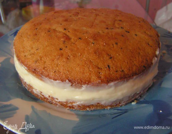 1 корж выложить на блюдо и заключить в кольцо (т.к. у меня форма силиконовая, я просто сделала бортик из фольги) сверху выложить полностью охлажденный и загустевший крем и накрыть 2 коржом.
Убрать в холодильник на 3 часа.