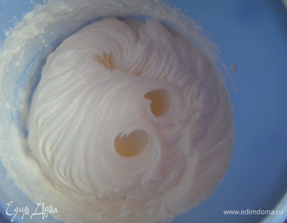 Сливки взбить и покрыть ими торт. Украсить по желанию (я сделала разводы вилкой, по бокам положила вафельные листочки а в центр розочку, тоже вафельную). Охладить тортик около часа в холодильнике и...
Приятного аппетита! :)