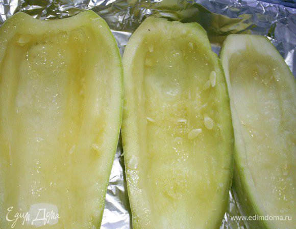 Вынуть сердцевину из отваренных половинок кабачков, оставляя толщину стенок 1-1,5см.
