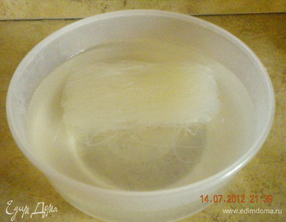 Фунчозу залить кипятком и оставить на 5-10 минут. Откинуть на дуршлаг и нарезать (длиной см по 7-10).