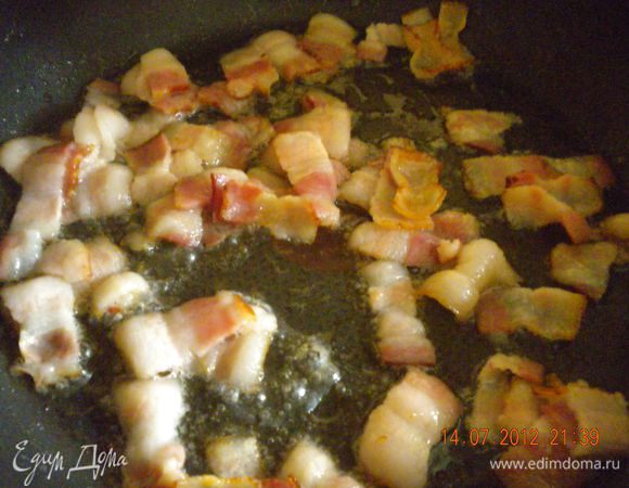 Бекон порезать на небольшие кусочки и обжарить.