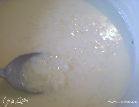 Варить постоянно помешивая на среднем огне. Как только появятся пузырьки на поверхности варить ровно 1 минуту и снять с огня. 