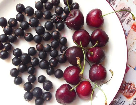 Выбрать самые красивые ягоды, у черешни оставить плодоножку