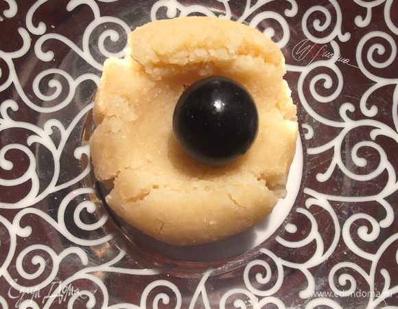 Завернуть ягоды в марципан, придав круглую форму