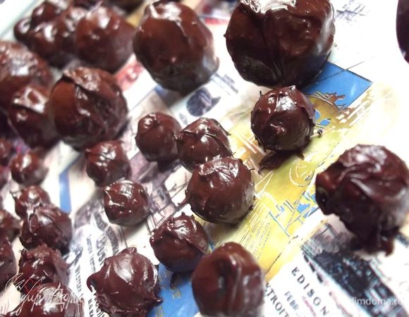 Смородину можно просто окунуть в шоколад, получаются маленькие шоколадные конфетки на зубок