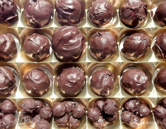 Конфеты отправить в холодильник, а потом в коробку... и съесть их с любовью в компании любимых!