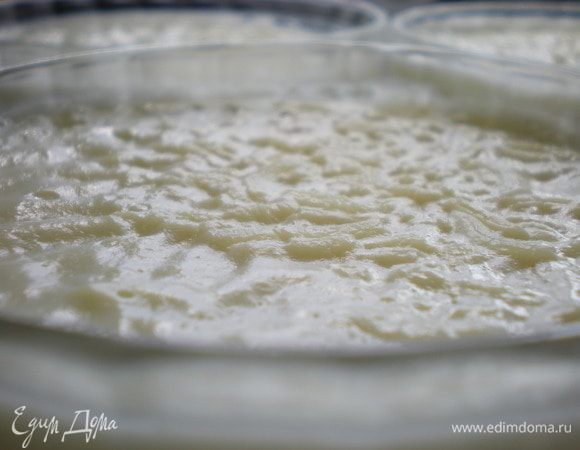 Если употреблять в холодном виде то нужно дать полностью остыть и поставить на пару часов в холодильник. По собственному опыту могу смело сказать, что вкусно и так и так :) 
Перед подачей посыпаем корицей или фисташковой крошкой. 