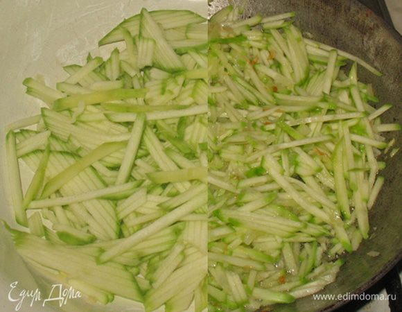 Кабачки нарезать соломкой (я тру на терке Бернера). Кабачки добавить к луку, перемешиваем пару минут, вливаем бульон и тушим при закрытой крышке минут 8.