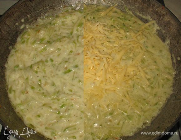 Добавляем муку, перемешиваем. Добавляем сметану, соль, перец, средиземноморские травы и перемешиваем, прогреваем. Добавляем сыр и перемешиваем. Соус готов.