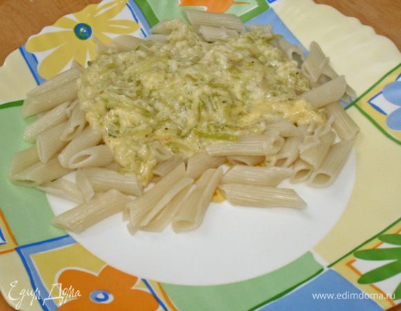 Макароны отварить в подсоленной воде. 
Макароны выкладываем в тарелку поливаем соусом и приятного аппетита.