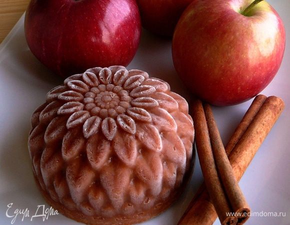 Если честно, то бонус возник спонтанно... Выжимала сыну яблочный сок, а яблоки оказались недостаточно сочными. Получилось яблочное пюре... Сделала мороженое по тому же рецепту, заменив смородину на яблочное пюре и добавив молотую корицу.