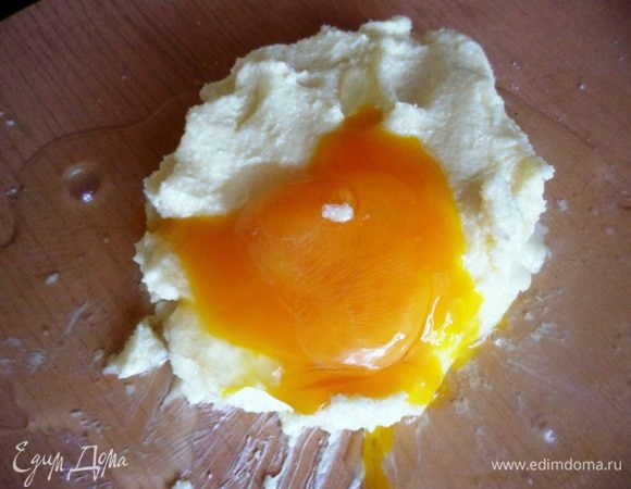 Добавить холодное яйцо и снова перемешать, соединяя ингредиенты. 