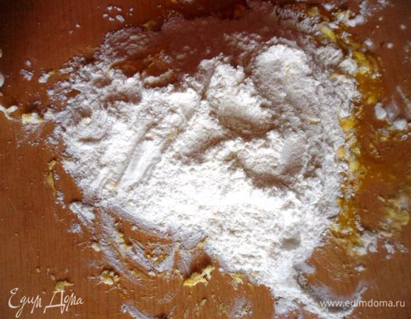 Просеиваем муку и добавляем к масленно-яичной массе и аккуратно перемешиваем, так что бы получилось гладкое тесто