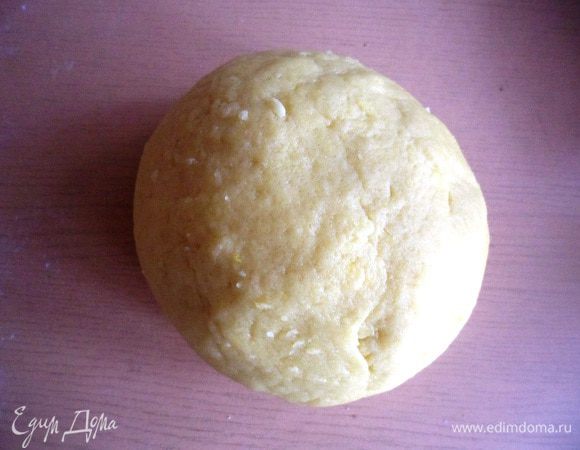 Если тесто станет липнуть к рукам, подсыпьте еще немного муки и вымесите ладонью, скатывая в шар. Вот так вот...