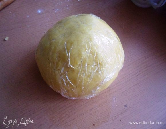 Заверните тесто в пищевую пленку и уберите в холодильник на 2-3 часа и можно выпекать печенье или делать кростату. Выпекают изделия из такого теста при t 215-220 градусов