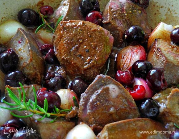 Все очень просто. Печень обдать кипятком, снять пленку. Нарезать крупными кусочками, посолить, поперчить и обжарить по 3 мин на оливковом масле, затем добавить вишню и розмарин, (можно добавить несколько луковичек шалота) и тушить минут 10 на медленном огне.