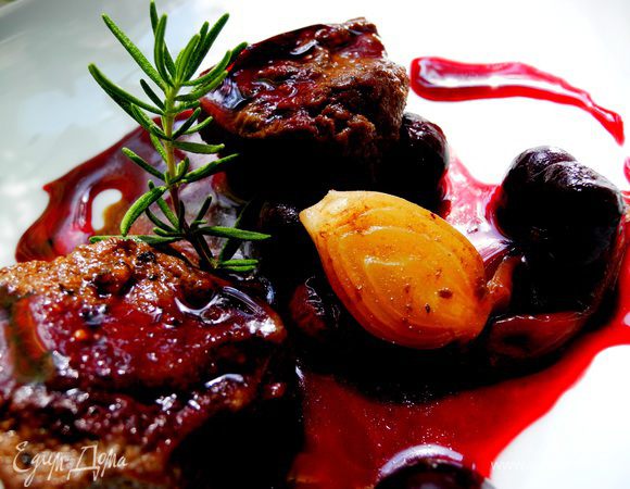 Выкладываем печень на тарелку и поливаем соусом. Приятного аппетита!