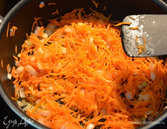 Разогреть на сред.огне олив.масло.
Добавить лук, затем морковь. Посолить и поперчить и готовить до мягкого состояния 6-8 мин. Затем добавим мясо и помешивая готовим 5мин.или если у вас фарш пока он не перестанет быть розовым. После томат.соус,закроем крышкой и готовим, убавив огонь еще 10 мин.
Снимем с огня отставим в сторону.