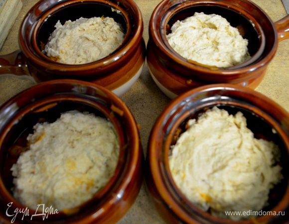 Выложим наше мясо с овощами по горшочкам поровну. Прикроем все это разделив тесто визуально на 4 горшочка, распределим все по поверхности.
Разогреть духовку до 230гр. Поставим все горшки на один противень и поставим в духовку на 
12/15 мин.или пока поверхность не станет золотисто-корич.цветом.