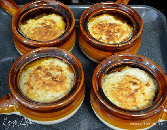 Достанем готовые горшочки из духовки. Подаем к столу.