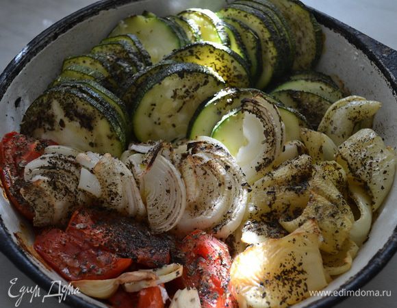 Овощи нарезать, цукини тонкими кружочками, перец очищенный напополам, лук и чеснок полукольцами, помидоры дольками, уложить на сковородку, полить маслом, посыпать специями и запекать при 200 гр 30-40 мин. Затем взбиваем на блендере. Оставляем остывать и настаиваться.