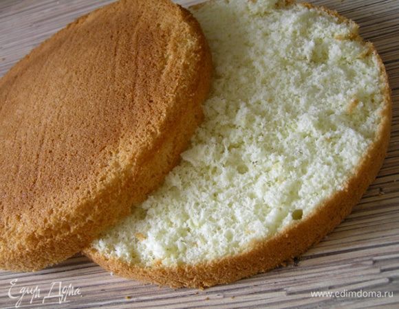 Бисквит приготовить по рецепту http://www.edimdoma.ru/retsepty/40614-idealnyy-biskvit и разрезать на 2 коржа. 